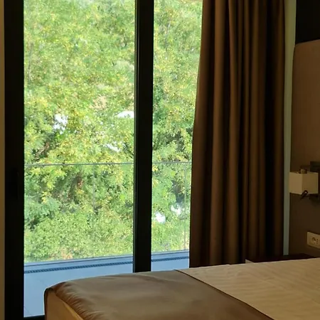 Aross فندق Kanine